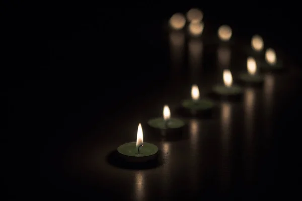 Llama de la vela sobre un fondo oscuro —  Fotos de Stock
