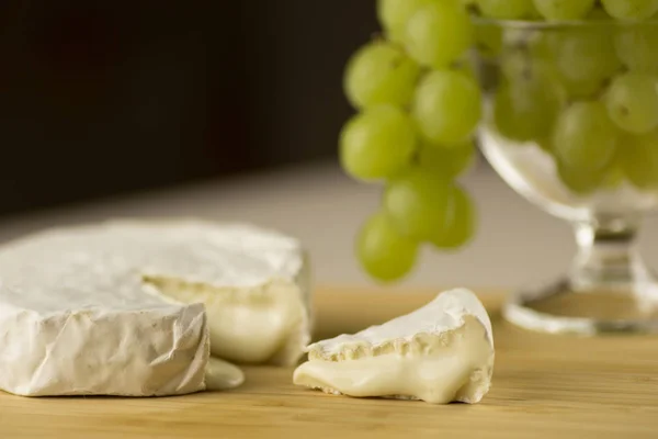 Brie and grapes — Stock Photo, Image