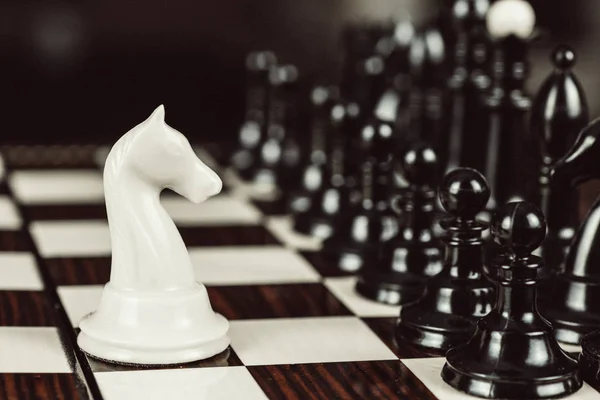 Peça de xadrez único contra muitos inimigos — Fotografia de Stock