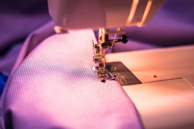 Dikiş makinesi çalışıyor