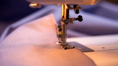 Dikiş makinesi çalışıyor