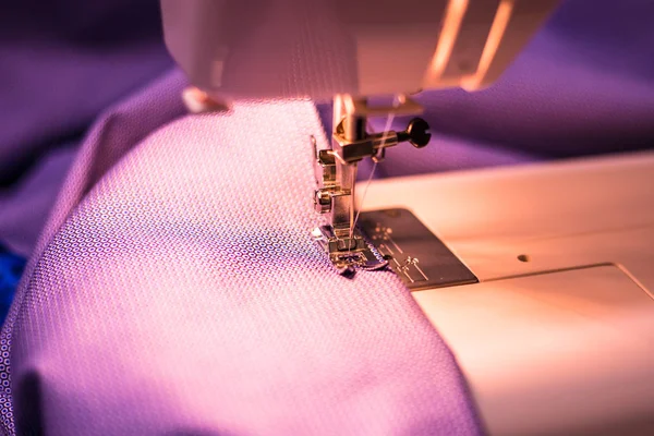 Dikiş makinesi çalışıyor