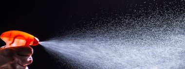 Kadın temiz sıvı püskürtme 