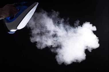 Siyah arka plan üzerine Buhar off esen demir