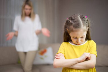 Anne kızı kızıyor. Aile ilişkileri. Çocuğun eğitim. 
