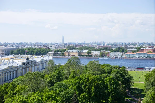 Vista panorâmica da ilha de Vasilievsky e do rio Neva em São Petersburgo . — Fotografia de Stock