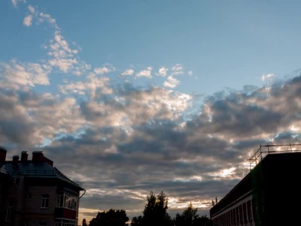 Hermoso paisaje urbano puesta del sol — Vídeo de stock