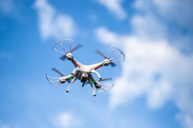 Quadcopter drone ile kamera karşısına mavi gökyüzü.