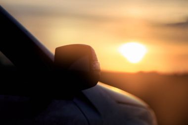 gün batımında araba silüeti