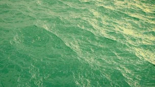 Slow motion groene oceaanoppervlak, ruwe Oceaan, loopbare — Stockvideo