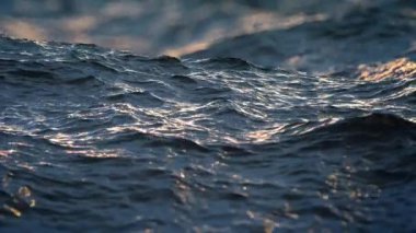 Ağır çekim rahatsız okyanus su yüzeyine yakın çekim