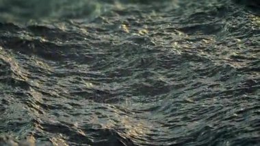 Ağır çekim rahatsız okyanus su yüzeyine yakın çekim