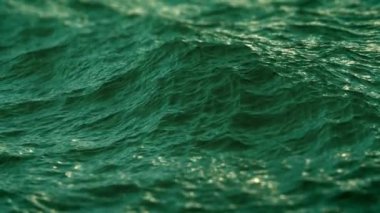 Ağır çekim rahatsız yeşil okyanus su yüzeyine yakın çekim