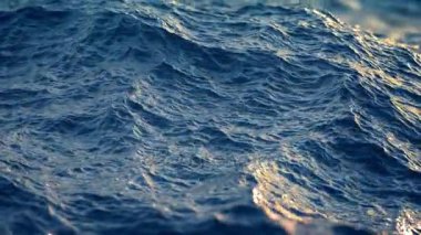 Ağır çekim rahatsız mavi okyanus su yüzeyine yakın çekim