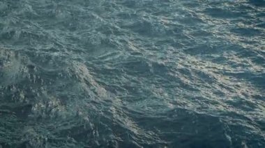Ağır çekimde, loopable mavi okyanus yüzeyinin üzerinde uçmak