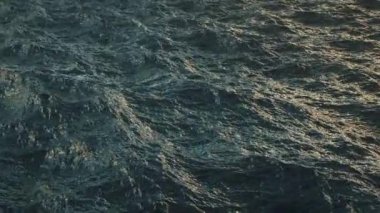 Ağır çekimde rahatsız okyanus su yüzeyinin üzerinde uçmak