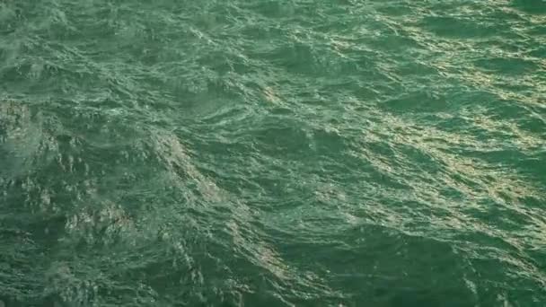 Vliegen over groene oceaanoppervlak in slow motion, loopbare — Stockvideo