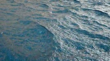 Ağır çekimde rahatsız okyanus su yüzeyinin üzerinde uçmak