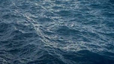 Ağır çekimde, loopable mavi okyanus yüzeyinin üzerinde uçmak