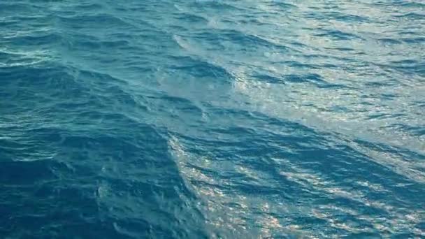 Vliegen over de blauwe oceaanoppervlak in slow motion, loopbare — Stockvideo