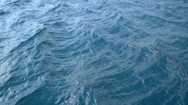 Ağır çekimde, loopable rahatsız okyanus su yüzeyi üzerinde uçmak