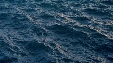 Akşam saat içinde okyanus su yüzey üzerinde uçmak