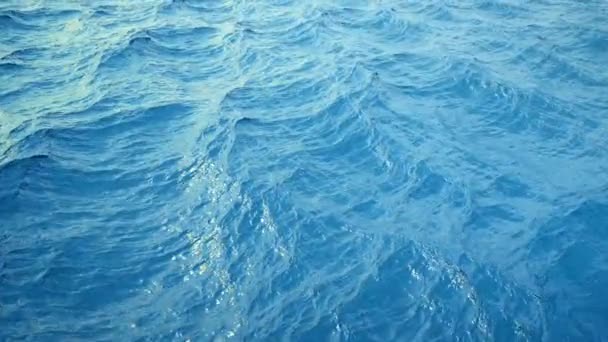 In Zeitlupe über die blaue Ozeanoberfläche fliegen, — Stockvideo