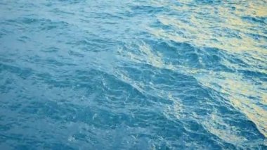 Ağır çekimde, loopable mavi okyanus yüzeyinin üzerinde uçmak
