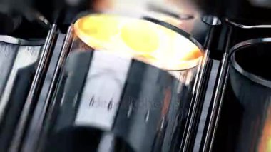 Motorun işlemi içinden bir close-up patlamalar yakıt ile