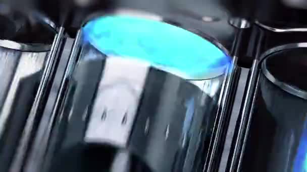 Um close-up do funcionamento do motor a partir do interior com uma explosão azul de combustível — Vídeo de Stock