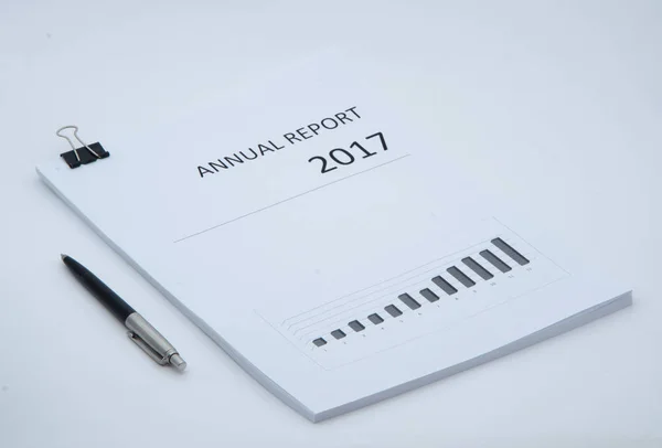 Ετήσια έκθεση των επιχειρήσεων. Σωρό από έγγραφα. — Φωτογραφία Αρχείου