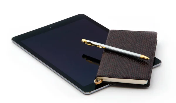 Tablet PC- en Kladblok van krokodillenleer en dure pen gemaakt van goud en van zilver met diamant. Stockfoto