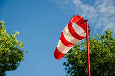 Gökyüzü ve yeşillik karşı Rüzgar gülü