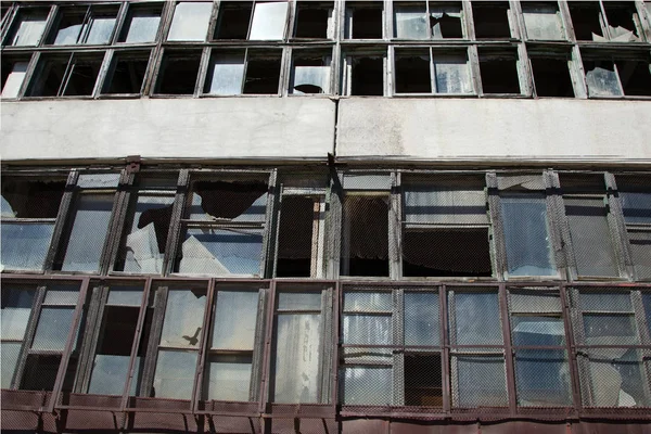 Broken glass in the windows of an abandoned factory — Stock Photo, Image