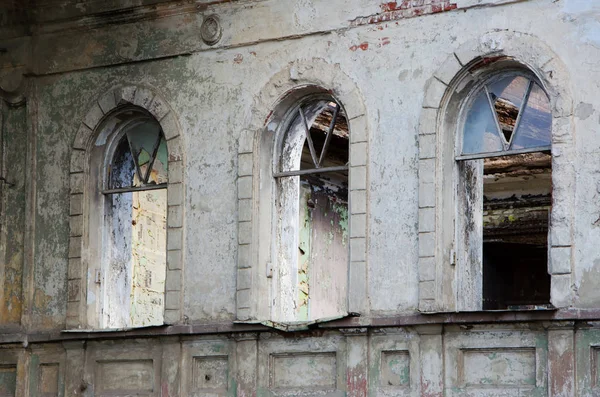 Ventanas rotas en un edificio en ruinas muy antiguo — Foto de Stock