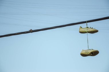 Sokakta elektrik telleri dantel spor ayakkabı dayan.