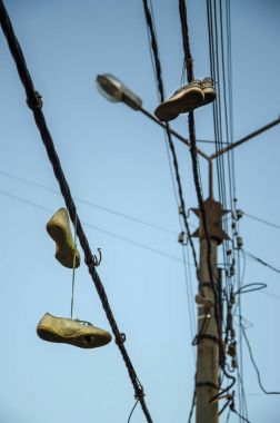 Sokakta elektrik telleri dantel spor ayakkabı dayan.