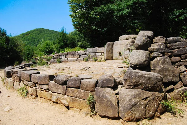 Bir dağ orman antik taş dolmen