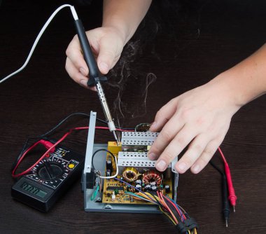 Elektronik bir havya ile tamiri.