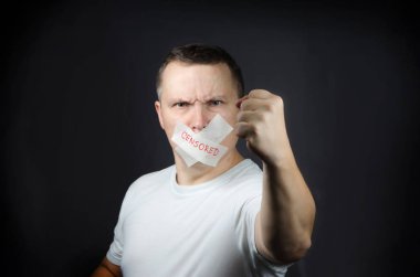 Karanlık bir arka plan karşı bir yapışkan bant ile mühürlenmiş bir ağız ile yetişkin bir adam. Sansür çizimi.