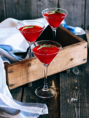 Bir bardak kırmızı kuş üzümü jöle. Martini cam içmek