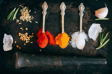 Baharat siyah bir tepsi. Infographics