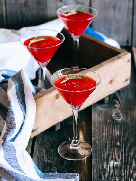 Porzeczka czerwona galaretka w szklance. Pić martini szkła — Zdjęcie stockowe