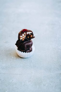 Sedir slicks, tarihler, kapağı ile yararlı çiğ çikolata tatlılar 