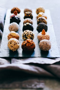 Fındık, incir ve narenciye, trüf, sağlıklı çiğ çikolata şeker