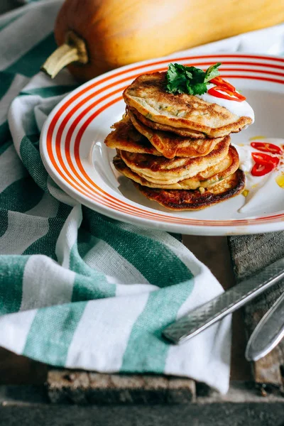 Pancake diisi dengan labu dan jagung dengan yoghurt, minyak zaitun — Stok Foto