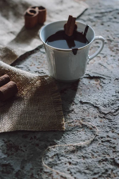 Chocolate caliente con canela —  Fotos de Stock