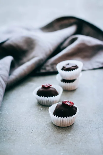 Utili dolci al cioccolato crudo con mirtilli rossi e glassa — Foto Stock