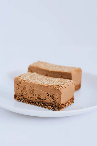 Utile dessert al cioccolato crudo su sfondo bianco — Foto Stock