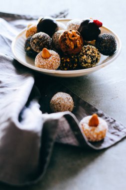 Fındık, incir ve narenciye, trüf, sağlıklı çiğ çikolata şeker